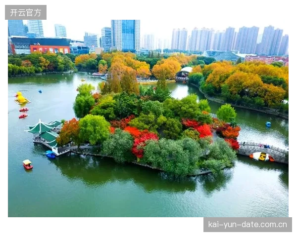 上海长风公园利用14万平方米城市中心水域建立专业培训基地，为破解青少年水上运动场地稀缺问题提供了范例